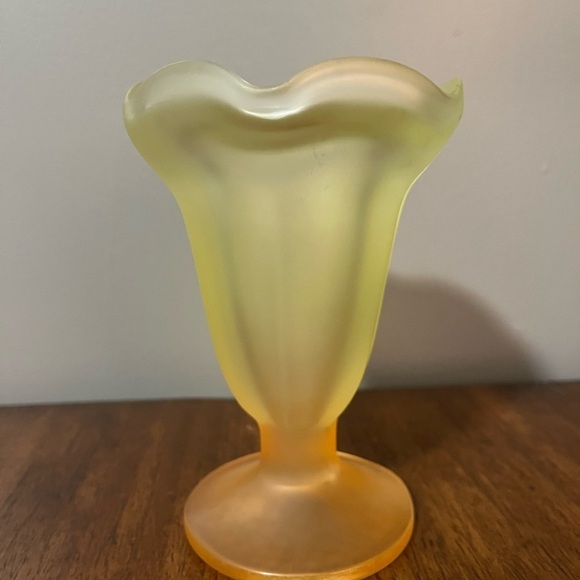 Vintage LIBBEY Frosted
Sundae Glass with Scalloped Rim Yellow & Orange Base - Picture 13 of 14